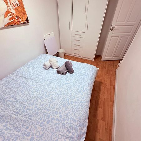 Stunning Flat For 6 People 3 Blocks From The Beach Plus Welcome Breakfast バルセロナ エクステリア 写真